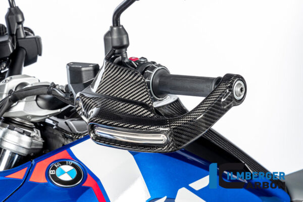 Kryt ruky velký s držákem směrovek z karbonu levý lesklý na BMW R 1300 GS od 2023