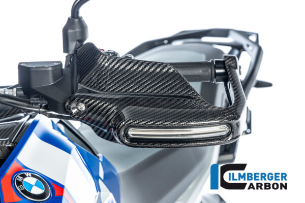 Kryt ruky velký s držákem směrovek z karbonu levý lesklý na BMW R 1300 GS od 2023